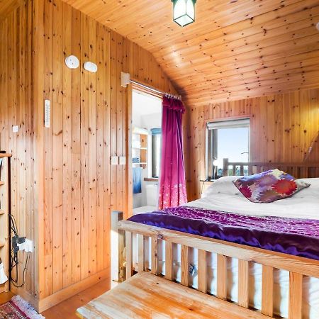 Вилла Seaside Log Cabin, Carna Экстерьер фото